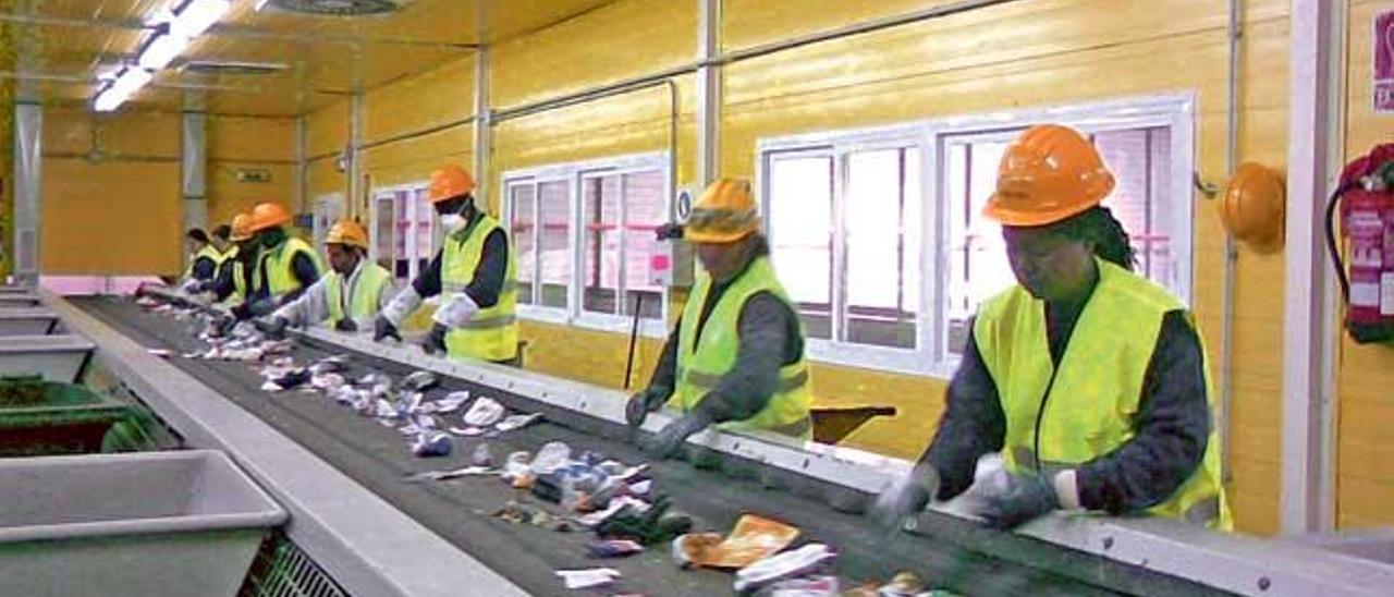 Cabina de selección de envases procedentes del contenedor amarillo.