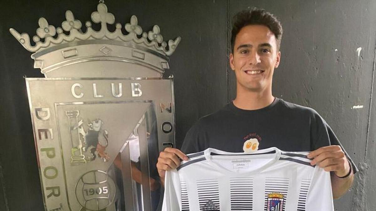 David Calles, nuevo jugador del Badajoz, posando en el Nuevo Vivero