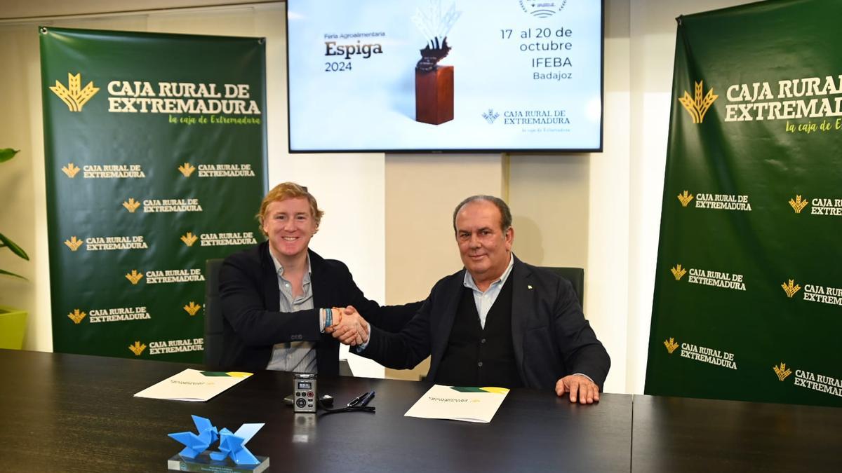 El alcalde de Badajoz, Ignacio Gragera, y el presidente de Caja Rural, Urbano Caballo, en la renovación del acuerdo entre la entidad y el Ayuntamiento de Badajoz hoy.