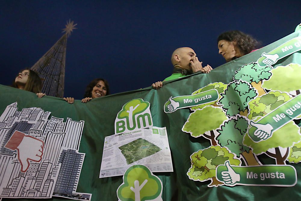 Un centenar de personas se concentran en la plaza de la Marina para pedir la construcción de un gran parque en los antiguos terrenos de Repsol.