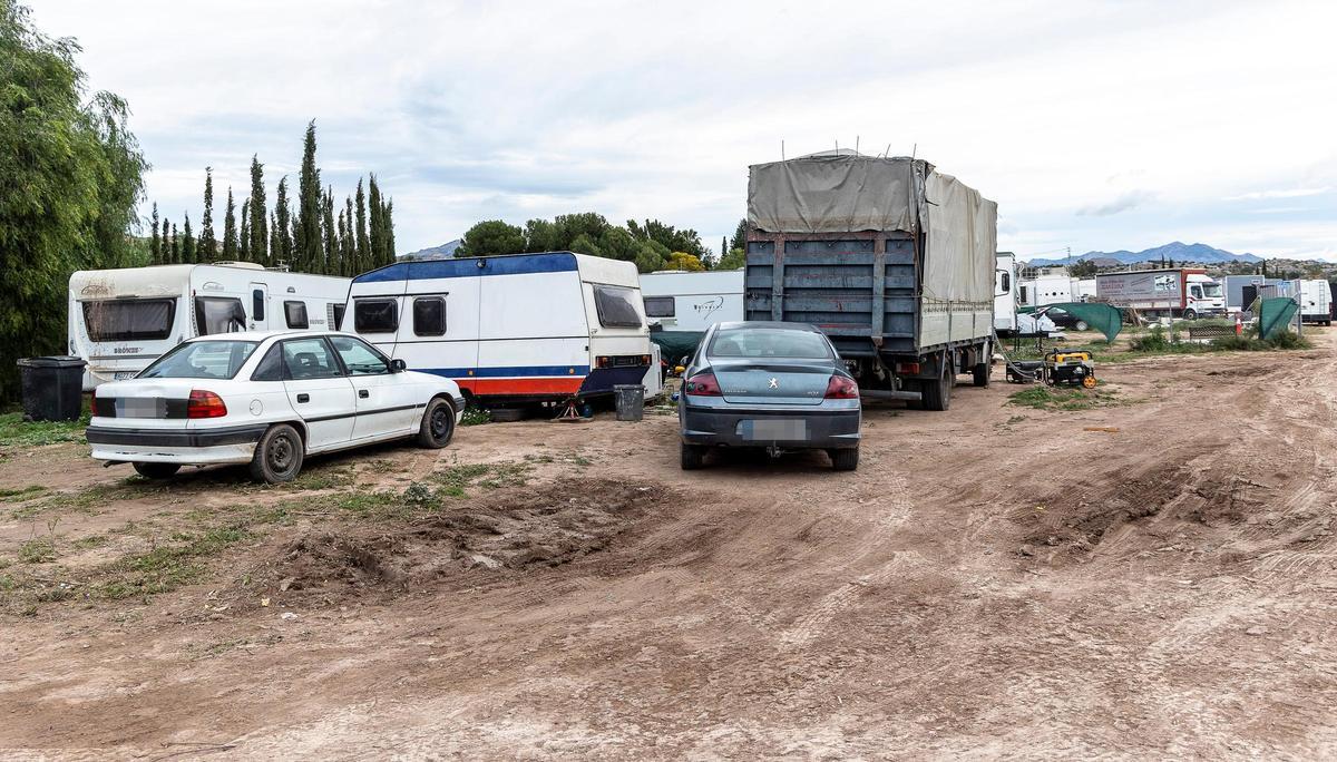 Parcela ocupada por vehículos en la pedanía alicantina de Verdegás.