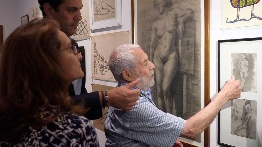 José Luis Coomonte inspecciona uno de los bocetos que se exponen en la muestra.