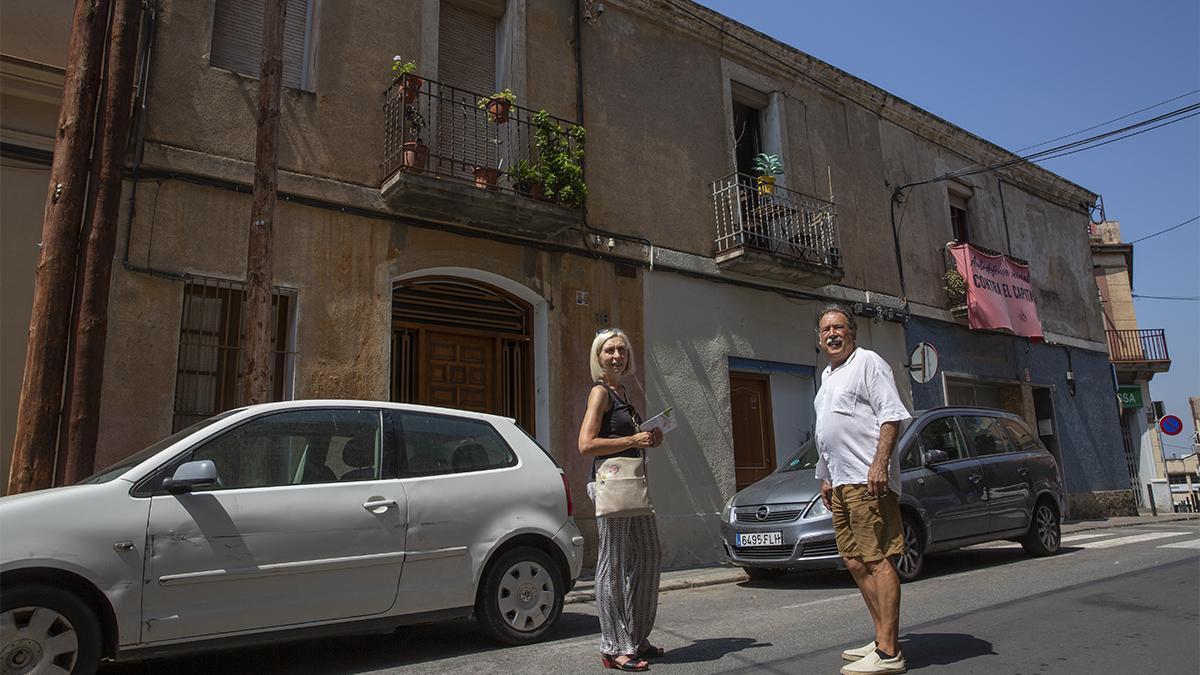 Lucha en Santa Coloma contra los derribos en el casco antiguo del municipio, ahora luchan contra el derribo de tres fincas en la calle Josep Pedragosa 6, 8 y 10. En la foto la calle Vistalegre con los vecinos Antoni Sancho y Montse Oller delante 