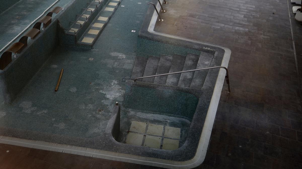 Estado actual de la piscina municipal del spa de Ranillas, cerrado hace 15 meses.