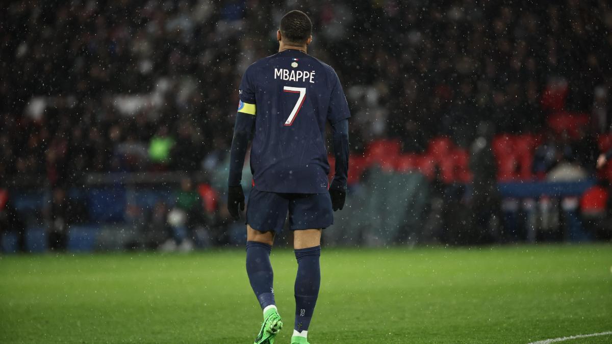 Kylian Mbappé, cabizbajo en el partido ante el Rennes