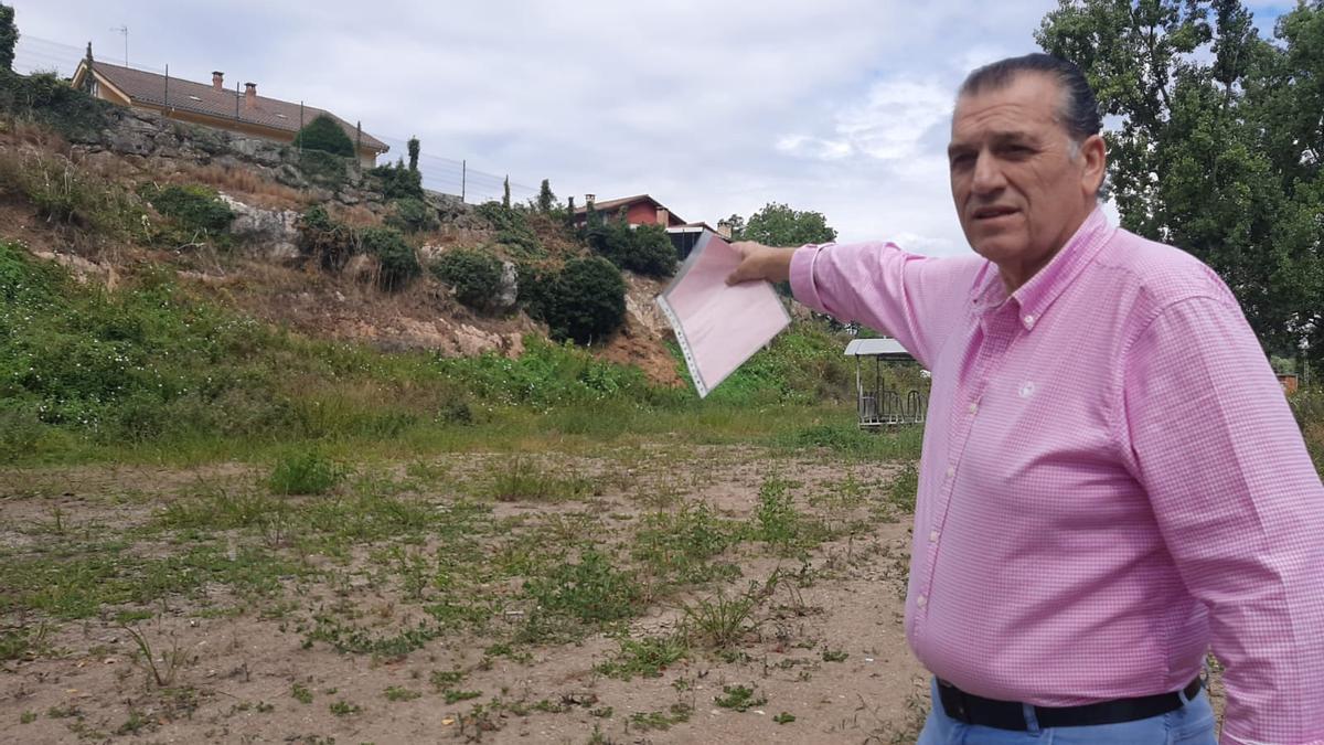 Luis Alberto Sánchez muestra la parte de la finca por la que tiene un conflicto con un vecino.