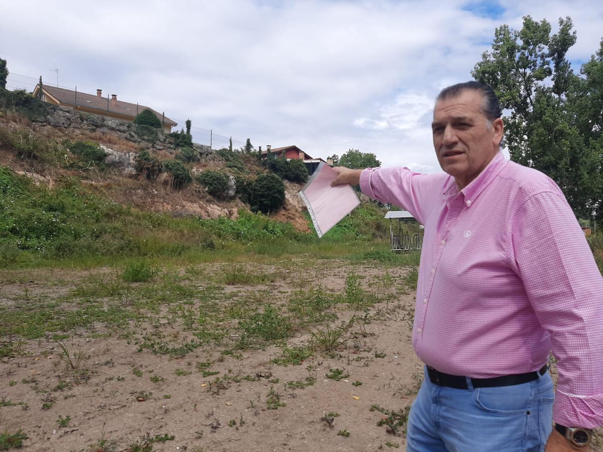 Luis Alberto Sánchez muestra la parte de la finca por la que tiene un conflicto con un vecino.