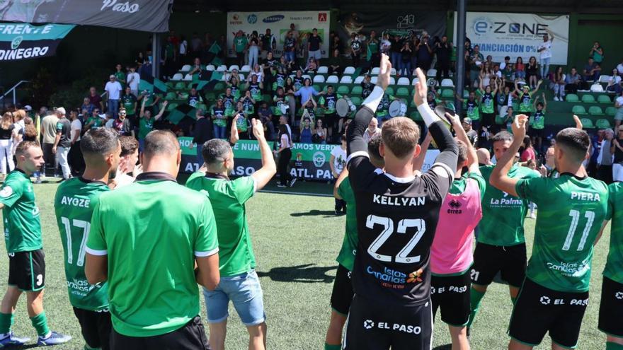 Celebración del valioso triunfo de ayer del equipo verdinegro con la afición. | | ATLÉTICO PASO