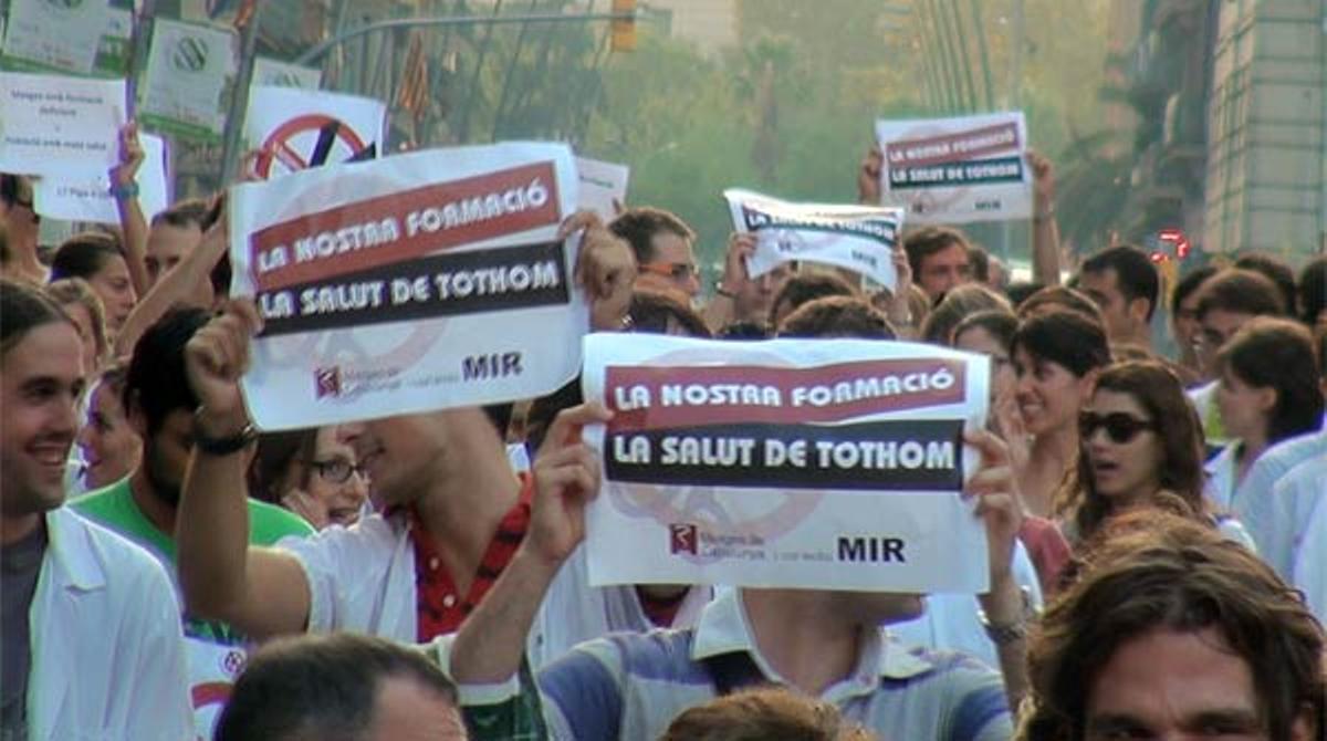 Els treballadors sanitaris al seu pas pel carrer de Pelai i la Plaça de Catalunya