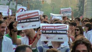 Els treballadors sanitaris al seu pas pel carrer de Pelai i la Plaça de Catalunya