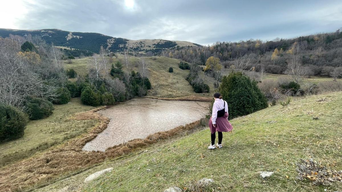 Un lago de montaña, bajo mínimos, en el Ripollès.