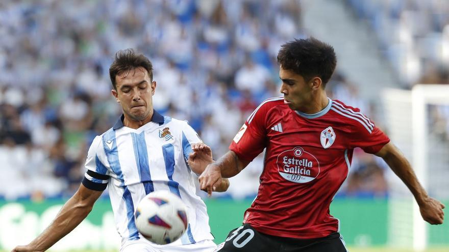 Hugo Sotelo controla un balón 
ante Zubimendi en la visita del 
Celta al Reale Arena.   | // LOF