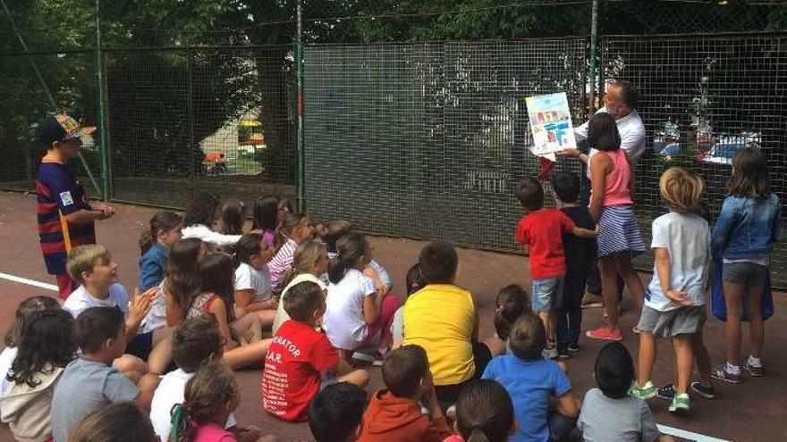 Niños del campamento en inglés, con el alcalde, ayer, en O Temple.