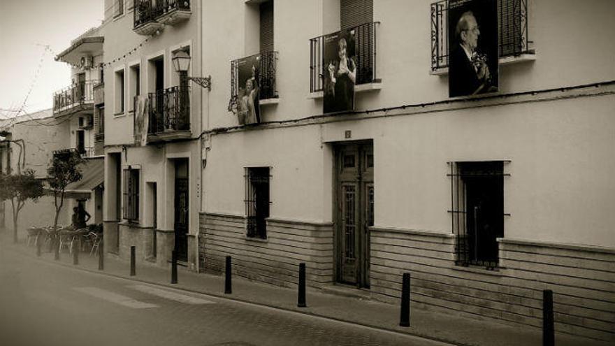 Balconadas de cine que llenan las calles del municipio