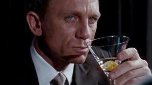 Daniel Craig, en el papel de James Bond, bebiendo un cóctel