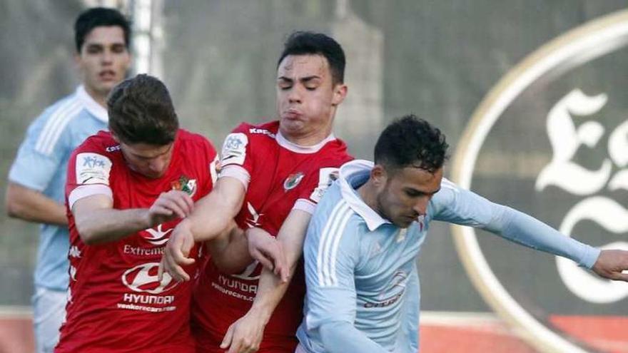 Un jugador del Celta B es presionado por varios rivales. // R. Grobas