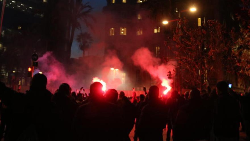 Mossos amb bengales al davant del Departament d&#039;Interior.