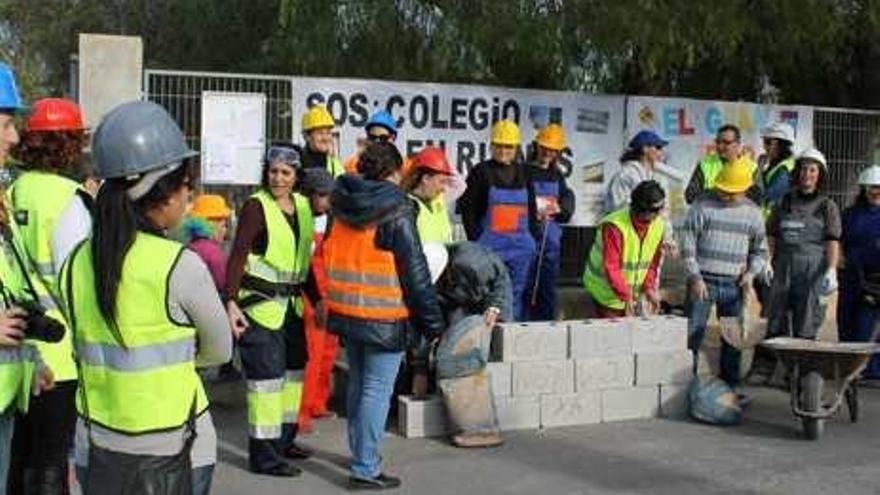 Disfrazados de fontaneros y albañiles para exigir la construcción de un colegio