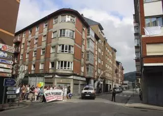 "Aquí no está Pablo Escobar, pero se trafica con droga": los vecinos replican a Adriana Lastra y afirman que en la avenida de Sama, en Mieres, se vende droga