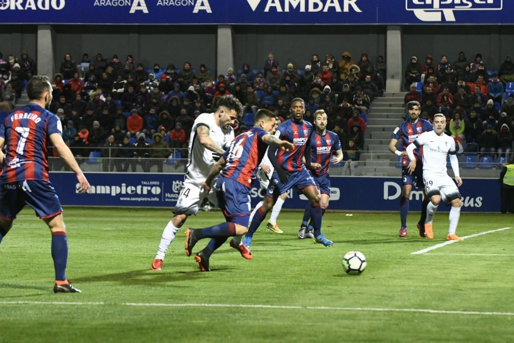 El partido entre el Huesca y el Sporting, en imágenes