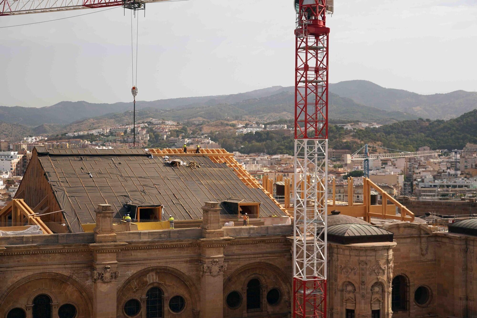 Varios operarios durante la construcción de las cubiertas en el techo de la Catedral de Málaga