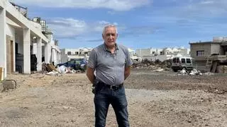 El presidente de una ONG y su hija recién nacida, entre el centenar de okupas de una urbanización en obras en Lanzarote