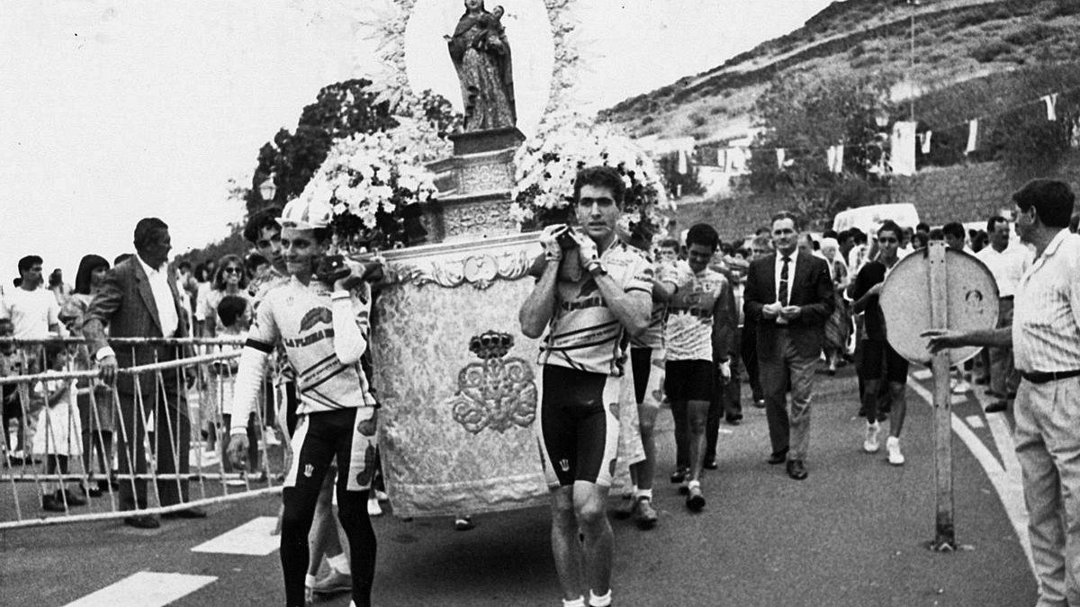 Los corredores grancanarios llevan a hombros a su patrona la Virgen de la Cuevita hasta la iglesia de Artenara. | LP/DLP