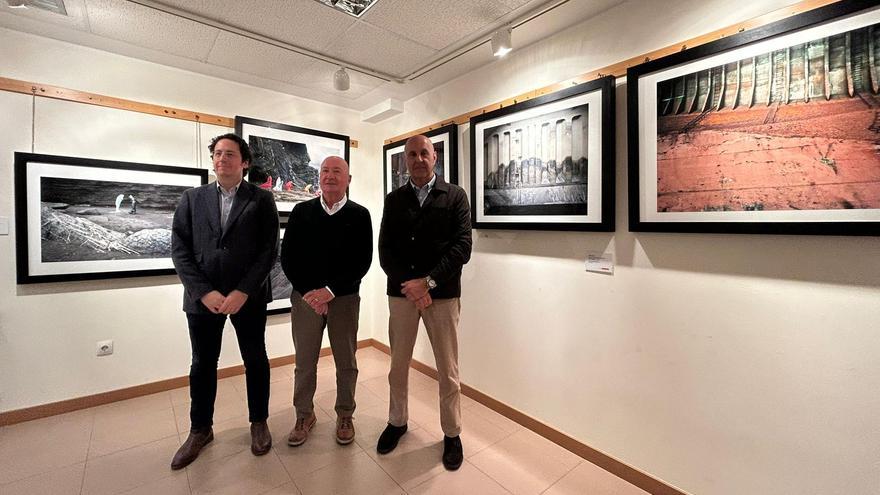 Carlos Cuadras, José Luis Montes y Armando Adeba, en la inauguración de la exposición fotográfica "Colere" en el centro sociocultural de Las Vegas.