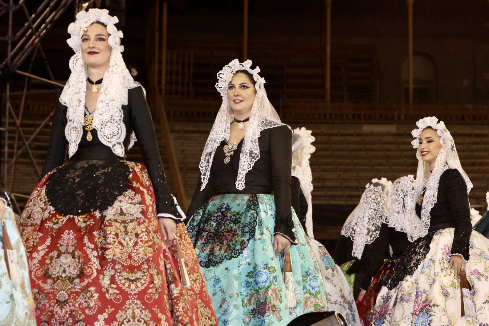 Ensayo de las candidatas adultas a Bellea del Foc con traje de novia alicantina en la Plaza de Toros de Alicante