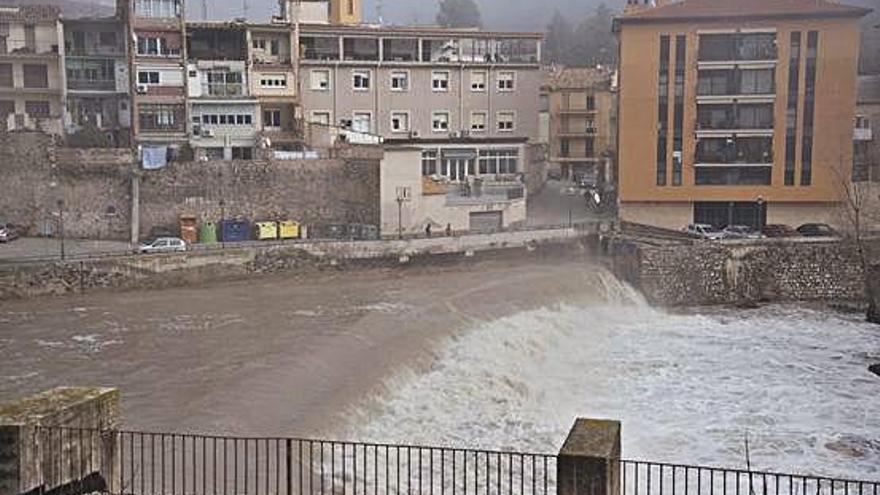 El riu Llobregat va créixer al seu pas per la població de Sallent a causa de les fortes pluges provocades pel temporal Glòria