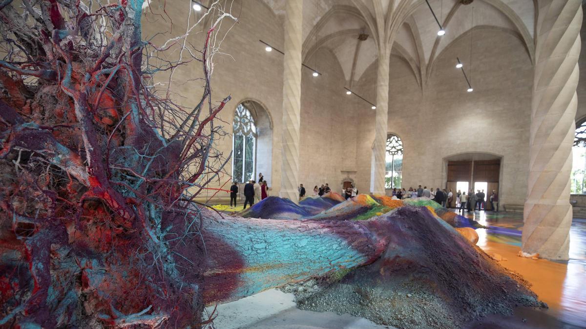 La pintura expandida de Katharina Grosse 'arraiga' en la Lonja de Palma
