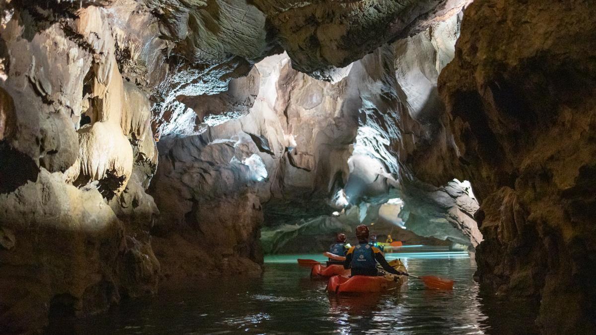 El espeleokayak en les Coves de Sant Josep de la Vall d’Uixó es una de las opciones favoritas elegida por los turistas.