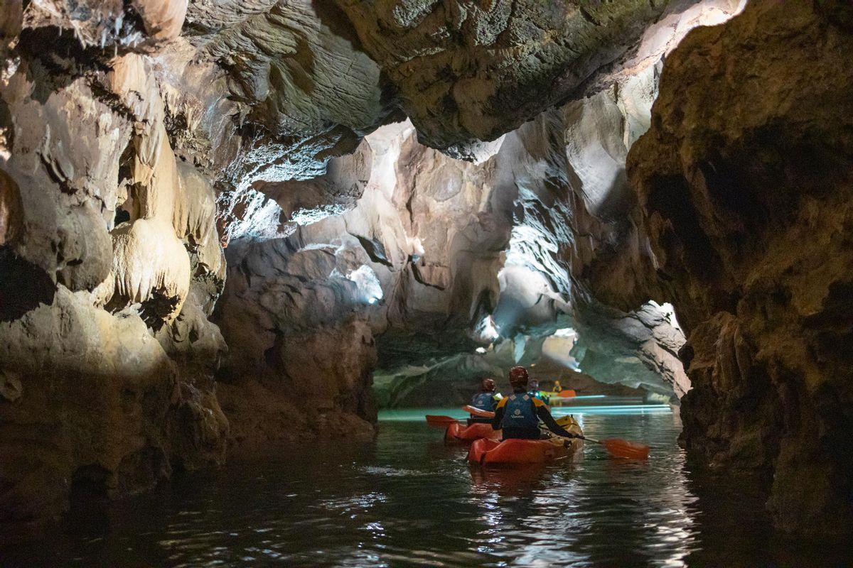 El espeleokayak en les Coves de Sant Josep de la Vall d’Uixó es una de las opciones favoritas elegida por los turistas.