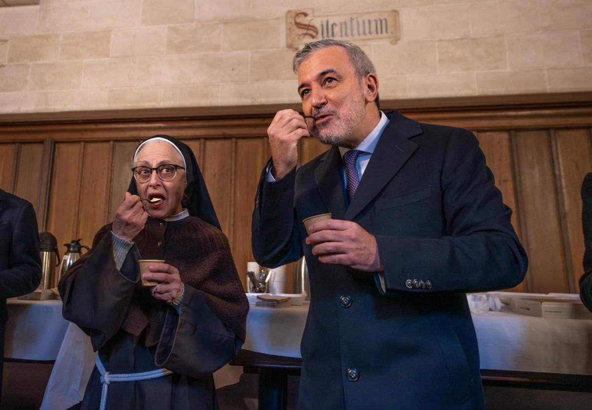 Collboni degusta junto a sor Immaculada el mató elaborado tradicionalmente en el monasterio de Pedralbes.