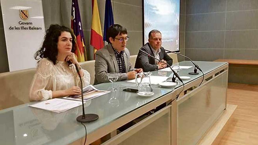 El conseller de Trabajo, Iago Negueruela, y la directora general Isabel Castro.