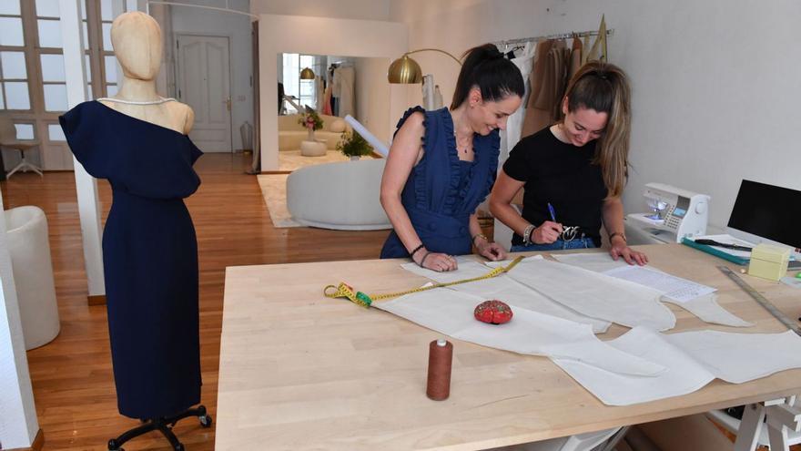 A la izquierda, Vanessa Datorre en el atelier de la calle Real, en una imagen de archivo.   | // VÍCTOR ECHAVE