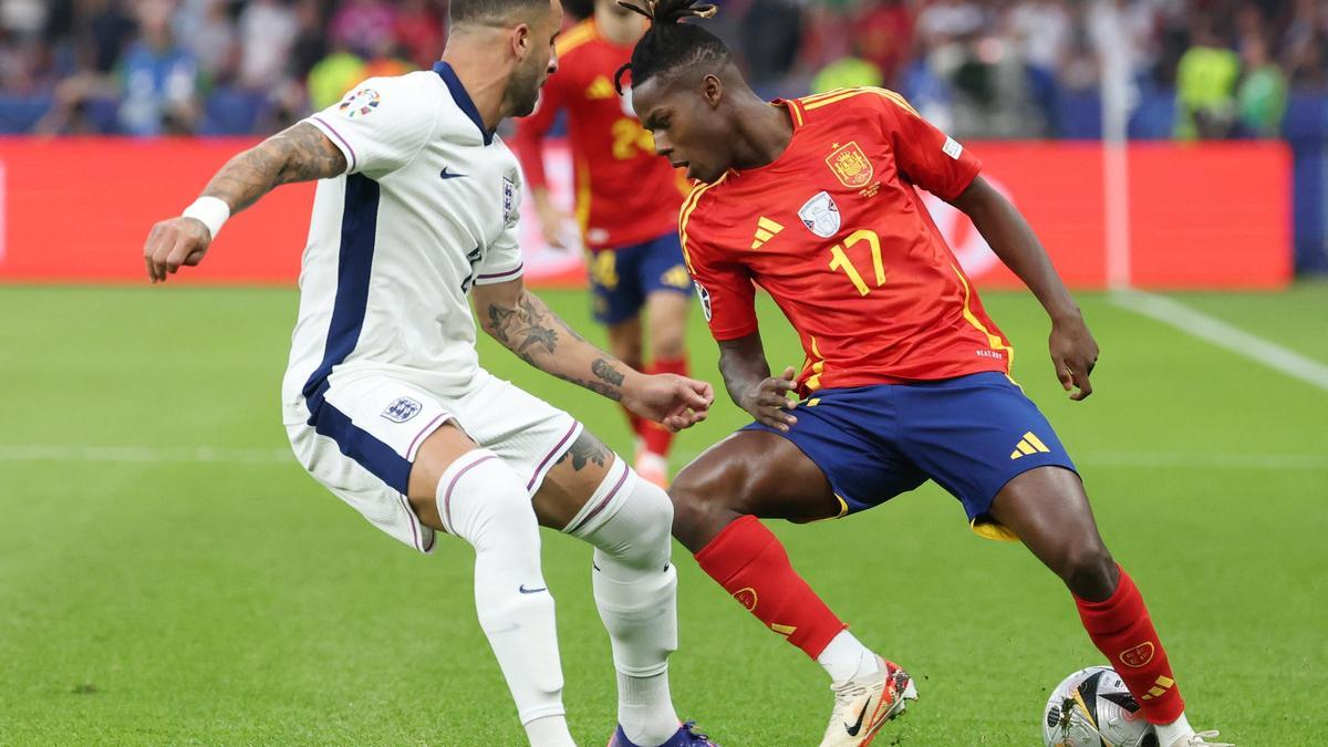 Kyle Walker y Nico Williams durante la final de la Eurocopa que disputan España e Inglaterra