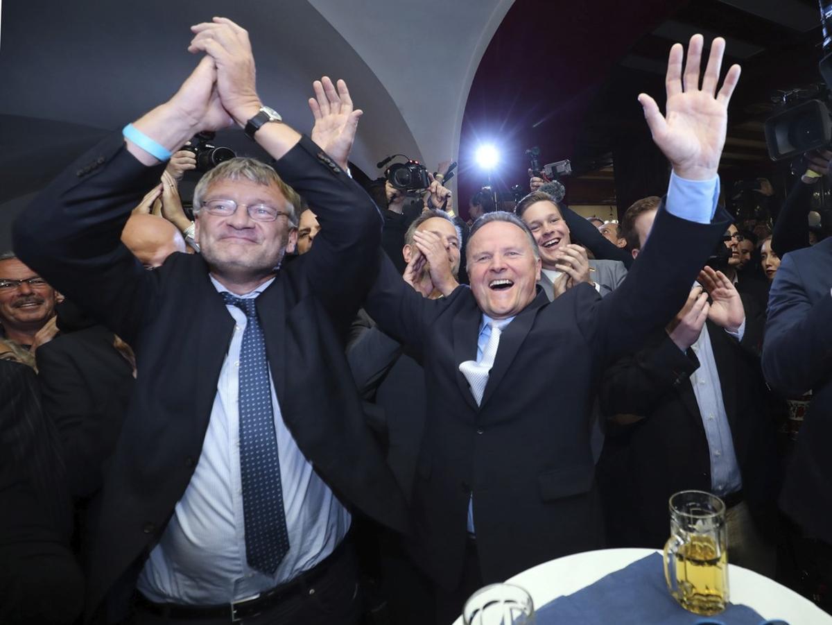 MKX51. Berlin (Germany), 19/09/2016.- Alternative for Germany party chairman Joerg Meuthen (L) and Georg Pazderski (R), lead candidate for the pary celebrate as the first results are called for the vote of the Berlin House of Representatives in Berlin, Germany, 18 September 2016. (Elecciones, Alemania) EFE/EPA/MICHAEL KAPPELER