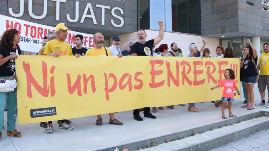 Un jutjat investiga quatre persones per un enfrontament verbal mentre penjaven llaços a Palamós