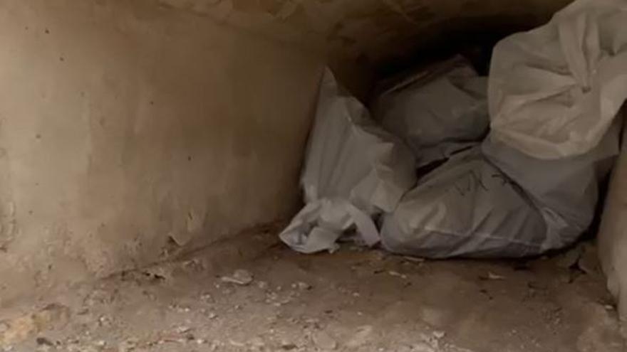 Bolsas con los restos de los cuerpos en el cementerio de Mazarrón.