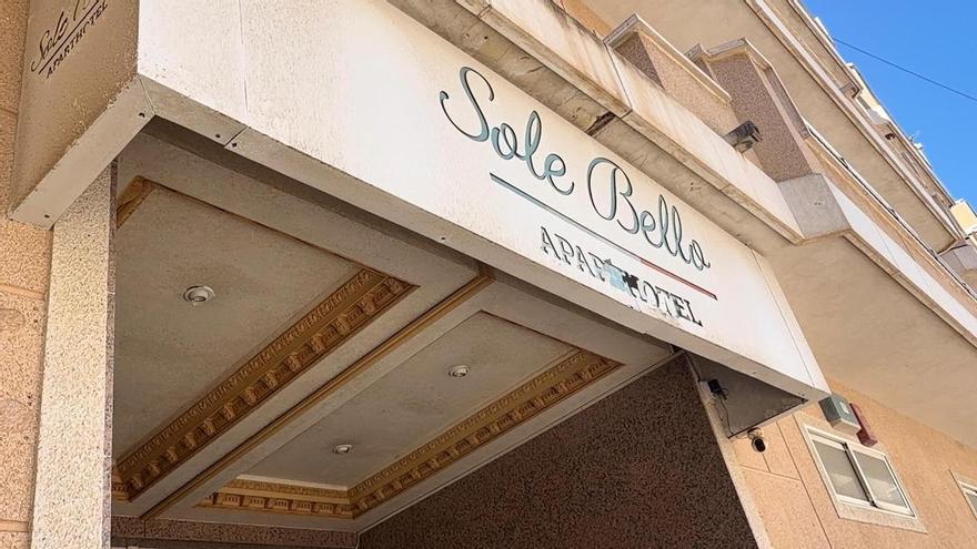 Guardia Civil, Policía Nacional, Policía Local y Generalitat intentan poner orden en el hotel fantasma de La Mata de Torrevieja