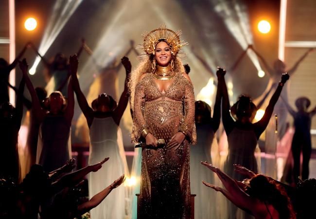 Beyoncé actuando en los Grammy 2017