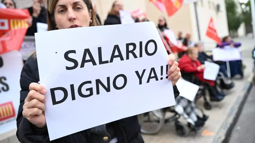 Las trabajadoras de la residencia de ancianos de Altabix en Elche en pie de guerra