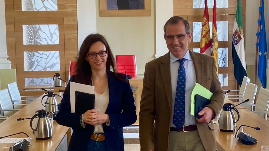 Raquel Mirat y Eduardo Gutiérrez, concejales de Vox en Cáceres.