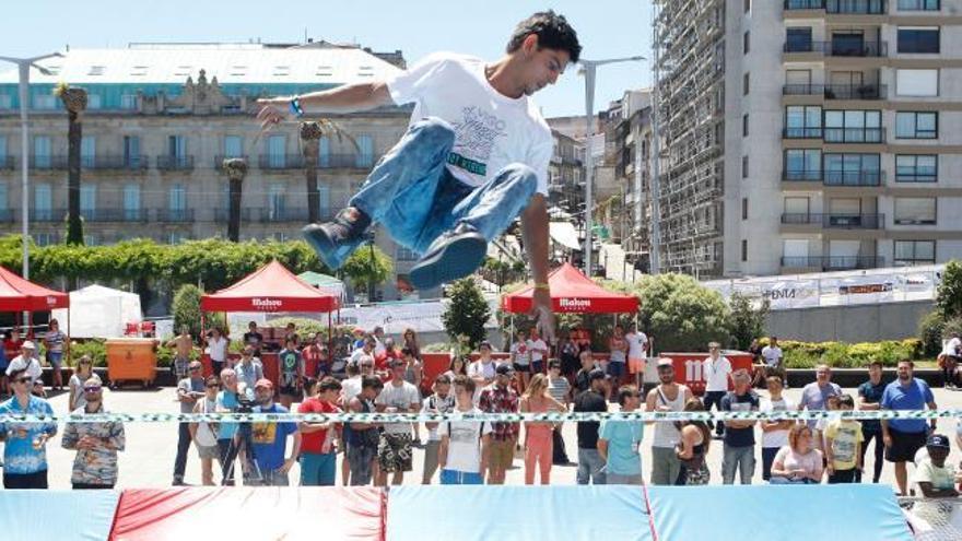 Piruetas en Slackline en el Vigo Street Stunts