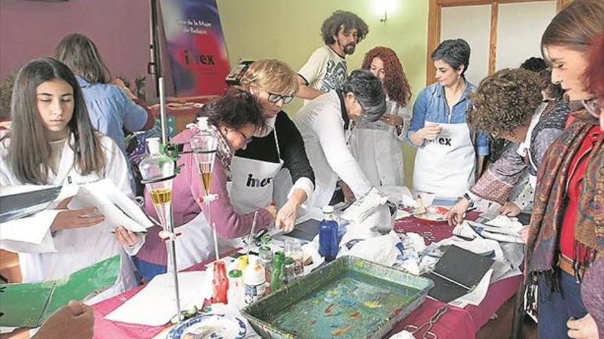 Un centenar de mujeres y sus hijos participan en un taller de aromaterapia