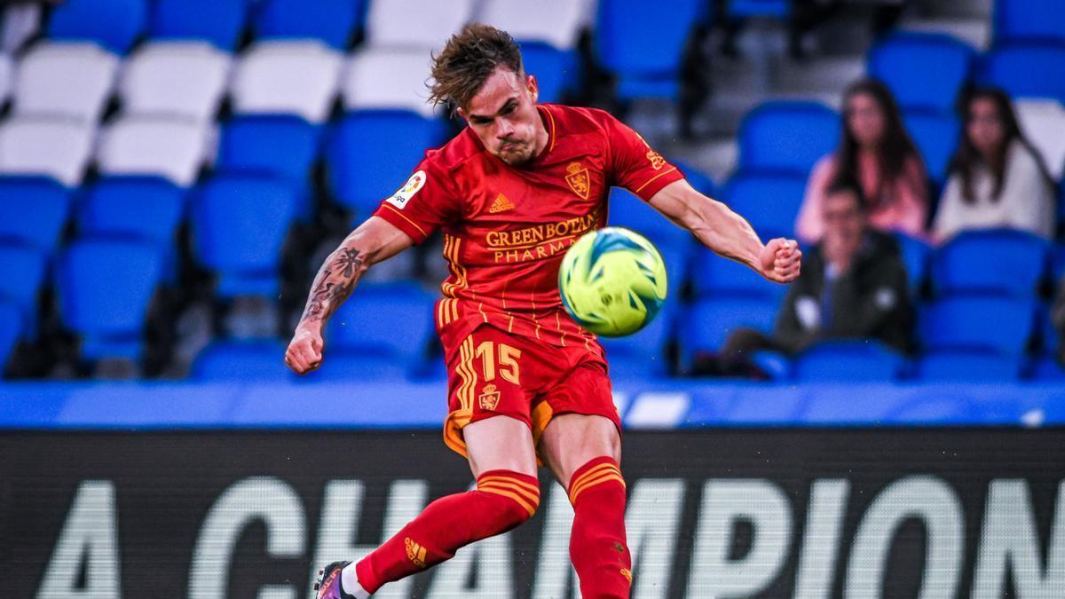 Chavarría centra durante el partido ante la Real Sociedad B de la pasada campaña.