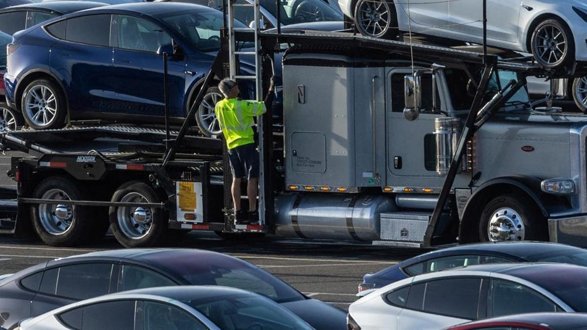 Vehículos Tesla recién salidos de la gigafactoría de California.