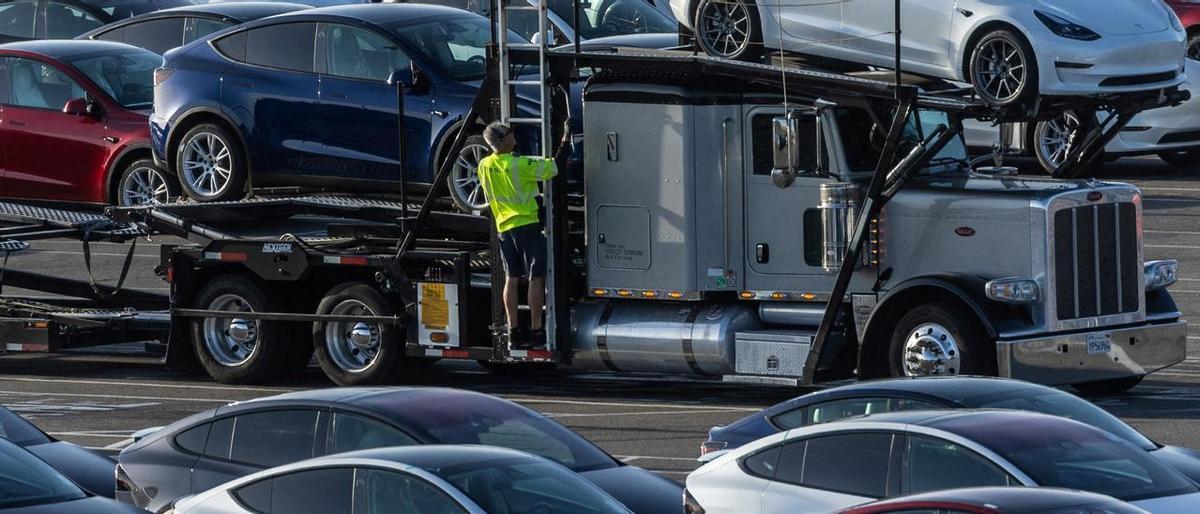 Vehículos Tesla recién salidos de la gigafactoría de California.