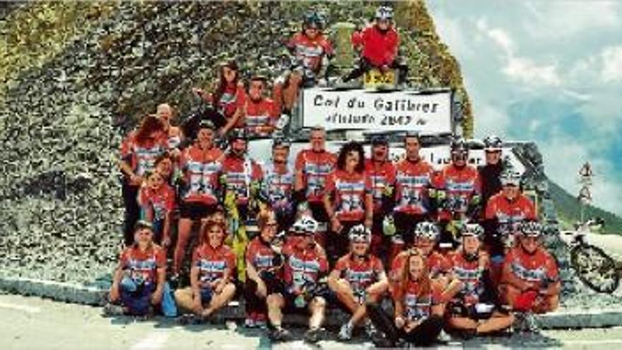 El grup de cicloturistes de l&#039;Alt Llobregat Pla i Baixada, retratats al Col du Galibier